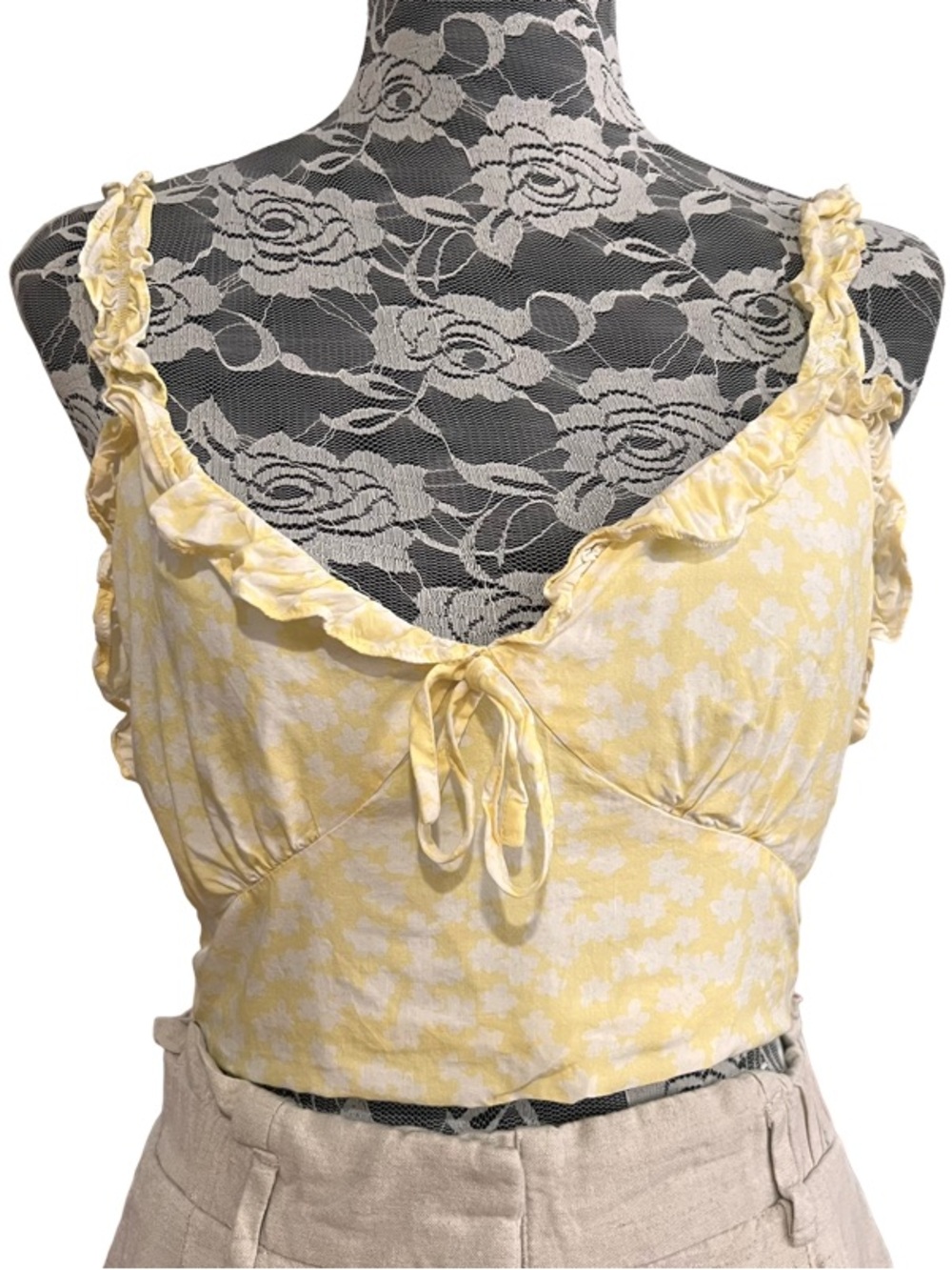 Charlie Holiday Pale Yellow Floral Tie-Front Top Size M 6